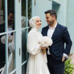 Gözde Akyıldız Instagram – Sevgili Gözde ve Yunus çiftimizle İstanbul’un nefes kesici sokaklarında gerçekleştirdiğimiz unutulmaz fotoğraf çekimini paylaşmaktan heyecan duyuyoruz!✨ 
Pera Palas’tan Taksim’e, Taksim’den Şişhane’ye, Şişhane’den Haliç köprüsü’ne kadar İstanbul’un eşsiz atmosferinde aşk dolu bir yolculuğa çıktık🕊️
İstanbul gibi bir şehirde aşkınız daima büyüsün! İçinizdeki keşfedilmemiş sokakları bulmanız dileğiyle🤍 
@akyldzgzde & @alryns__ 

Gelinlik: @houseofzarif 
Makyaj ve türban tasarım: @gizemyolcustudio 
Aksesuar: @gizemyolcustudio 
Gelin buketi: @rosebellaflowers 

#gelinçiçeği #gelindamat #dugunfotografcisi #düğünfotoğrafçısı #gelinbaşı #gelinlik #gelin #gelinbuketi #gelindamatpozları #düğün #düğündavetiyesi #gelinbaşı #türbantasarımı #dışçekim #düğünklibi