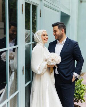 Gözde Akyıldız Instagram - Sevgili Gözde ve Yunus çiftimizle İstanbul’un nefes kesici sokaklarında gerçekleştirdiğimiz unutulmaz fotoğraf çekimini paylaşmaktan heyecan duyuyoruz!✨ 
Pera Palas’tan Taksim’e, Taksim’den Şişhane’ye, Şişhane’den Haliç köprüsü’ne kadar İstanbul’un eşsiz atmosferinde aşk dolu bir yolculuğa çıktık🕊️
İstanbul gibi bir şehirde aşkınız daima büyüsün! İçinizdeki keşfedilmemiş sokakları bulmanız dileğiyle🤍 
@akyldzgzde & @alryns__ 

Gelinlik: @houseofzarif 
Makyaj ve türban tasarım: @gizemyolcustudio 
Aksesuar: @gizemyolcustudio 
Gelin buketi: @rosebellaflowers 

#gelinçiçeği #gelindamat #dugunfotografcisi #düğünfotoğrafçısı #gelinbaşı #gelinlik #gelin #gelinbuketi #gelindamatpozları #düğün #düğündavetiyesi #gelinbaşı #türbantasarımı #dışçekim #düğünklibi