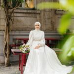 Gözde Akyıldız Instagram – Sevgili Gözde ve Yunus çiftimizle İstanbul’un nefes kesici sokaklarında gerçekleştirdiğimiz unutulmaz fotoğraf çekimini paylaşmaktan heyecan duyuyoruz!✨ 
Pera Palas’tan Taksim’e, Taksim’den Şişhane’ye, Şişhane’den Haliç köprüsü’ne kadar İstanbul’un eşsiz atmosferinde aşk dolu bir yolculuğa çıktık🕊️
İstanbul gibi bir şehirde aşkınız daima büyüsün! İçinizdeki keşfedilmemiş sokakları bulmanız dileğiyle🤍 
@akyldzgzde & @alryns__ 

Gelinlik: @houseofzarif 
Makyaj ve türban tasarım: @gizemyolcustudio 
Aksesuar: @gizemyolcustudio 
Gelin buketi: @rosebellaflowers 

#gelinçiçeği #gelindamat #dugunfotografcisi #düğünfotoğrafçısı #gelinbaşı #gelinlik #gelin #gelinbuketi #gelindamatpozları #düğün #düğündavetiyesi #gelinbaşı #türbantasarımı #dışçekim #düğünklibi