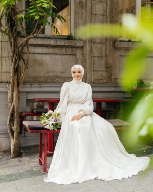 Gözde Akyıldız Instagram - Sevgili Gözde ve Yunus çiftimizle İstanbul’un nefes kesici sokaklarında gerçekleştirdiğimiz unutulmaz fotoğraf çekimini paylaşmaktan heyecan duyuyoruz!✨ 
Pera Palas’tan Taksim’e, Taksim’den Şişhane’ye, Şişhane’den Haliç köprüsü’ne kadar İstanbul’un eşsiz atmosferinde aşk dolu bir yolculuğa çıktık🕊️
İstanbul gibi bir şehirde aşkınız daima büyüsün! İçinizdeki keşfedilmemiş sokakları bulmanız dileğiyle🤍 
@akyldzgzde & @alryns__ 

Gelinlik: @houseofzarif 
Makyaj ve türban tasarım: @gizemyolcustudio 
Aksesuar: @gizemyolcustudio 
Gelin buketi: @rosebellaflowers 

#gelinçiçeği #gelindamat #dugunfotografcisi #düğünfotoğrafçısı #gelinbaşı #gelinlik #gelin #gelinbuketi #gelindamatpozları #düğün #düğündavetiyesi #gelinbaşı #türbantasarımı #dışçekim #düğünklibi