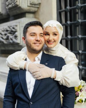 Gözde Akyıldız Instagram - Sevgili Gözde ve Yunus çiftimizle İstanbul’un nefes kesici sokaklarında gerçekleştirdiğimiz unutulmaz fotoğraf çekimini paylaşmaktan heyecan duyuyoruz!✨ 
Pera Palas’tan Taksim’e, Taksim’den Şişhane’ye, Şişhane’den Haliç köprüsü’ne kadar İstanbul’un eşsiz atmosferinde aşk dolu bir yolculuğa çıktık🕊️
İstanbul gibi bir şehirde aşkınız daima büyüsün! İçinizdeki keşfedilmemiş sokakları bulmanız dileğiyle🤍 
@akyldzgzde & @alryns__ 

Gelinlik: @houseofzarif 
Makyaj ve türban tasarım: @gizemyolcustudio 
Aksesuar: @gizemyolcustudio 
Gelin buketi: @rosebellaflowers 

#gelinçiçeği #gelindamat #dugunfotografcisi #düğünfotoğrafçısı #gelinbaşı #gelinlik #gelin #gelinbuketi #gelindamatpozları #düğün #düğündavetiyesi #gelinbaşı #türbantasarımı #dışçekim #düğünklibi