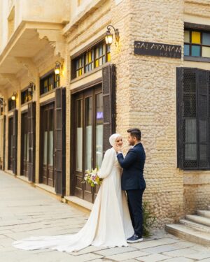 Gözde Akyıldız Instagram - Sevgili Gözde ve Yunus çiftimizle İstanbul’un nefes kesici sokaklarında gerçekleştirdiğimiz unutulmaz fotoğraf çekimini paylaşmaktan heyecan duyuyoruz!✨ 
Pera Palas’tan Taksim’e, Taksim’den Şişhane’ye, Şişhane’den Haliç köprüsü’ne kadar İstanbul’un eşsiz atmosferinde aşk dolu bir yolculuğa çıktık🕊️
İstanbul gibi bir şehirde aşkınız daima büyüsün! İçinizdeki keşfedilmemiş sokakları bulmanız dileğiyle🤍 
@akyldzgzde & @alryns__ 

Gelinlik: @houseofzarif 
Makyaj ve türban tasarım: @gizemyolcustudio 
Aksesuar: @gizemyolcustudio 
Gelin buketi: @rosebellaflowers 

#gelinçiçeği #gelindamat #dugunfotografcisi #düğünfotoğrafçısı #gelinbaşı #gelinlik #gelin #gelinbuketi #gelindamatpozları #düğün #düğündavetiyesi #gelinbaşı #türbantasarımı #dışçekim #düğünklibi