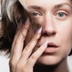 Gözde Cığacı Instagram - Kendimle, iyi bi şey uğruna mücadeleye girdim; dengem bozuldu, sendeledim, iyiyi çok iyi, olumsuzu dünyanın sonu gördüm.Sorunları hep dışarda sandım, kişilerde aradım (: olumluyu hep ben, olumsuzu hep başkaları bana hissettirmişti buna emindim (((: öyle değilmiş. Kendim dışında her şeye fazla fazla bol keseden savurduğum enerjimi, zamanı, eforu düşünce, bu mücadeleden kaçmak olmazdı (: “Canım sağ olsun “ hiç bu kadar anlamlı gelmemişti bana evet Canım sağolsun. Sanırım ilk defa kendi önüme yığdığım taşlardan yol yapmaya karar verdim 🤍 Han da benim hancıda hadi eyvallaaaaah 😂🤣😭🤲🏻🪬🧿🙏🏻 Şaka bi yana ; Bu yola girmeme sebep olan @kentligurular ‘a @cigayoga Hocama ve @mustafatoltek Hocama 🙏🏻 aracılığınıza saygı, sabır ve sevginize minnet ve varlığınıza teşekkür ederim 🪷 Sevgilim, @mustafatoltek Aşık değil Aşk olalım ♥️ Mükemmel fotoğraflarım için; @muhsinakgunofficial 🥹😍 iyi ki varsın, nicelerine 🤍🙏🏻