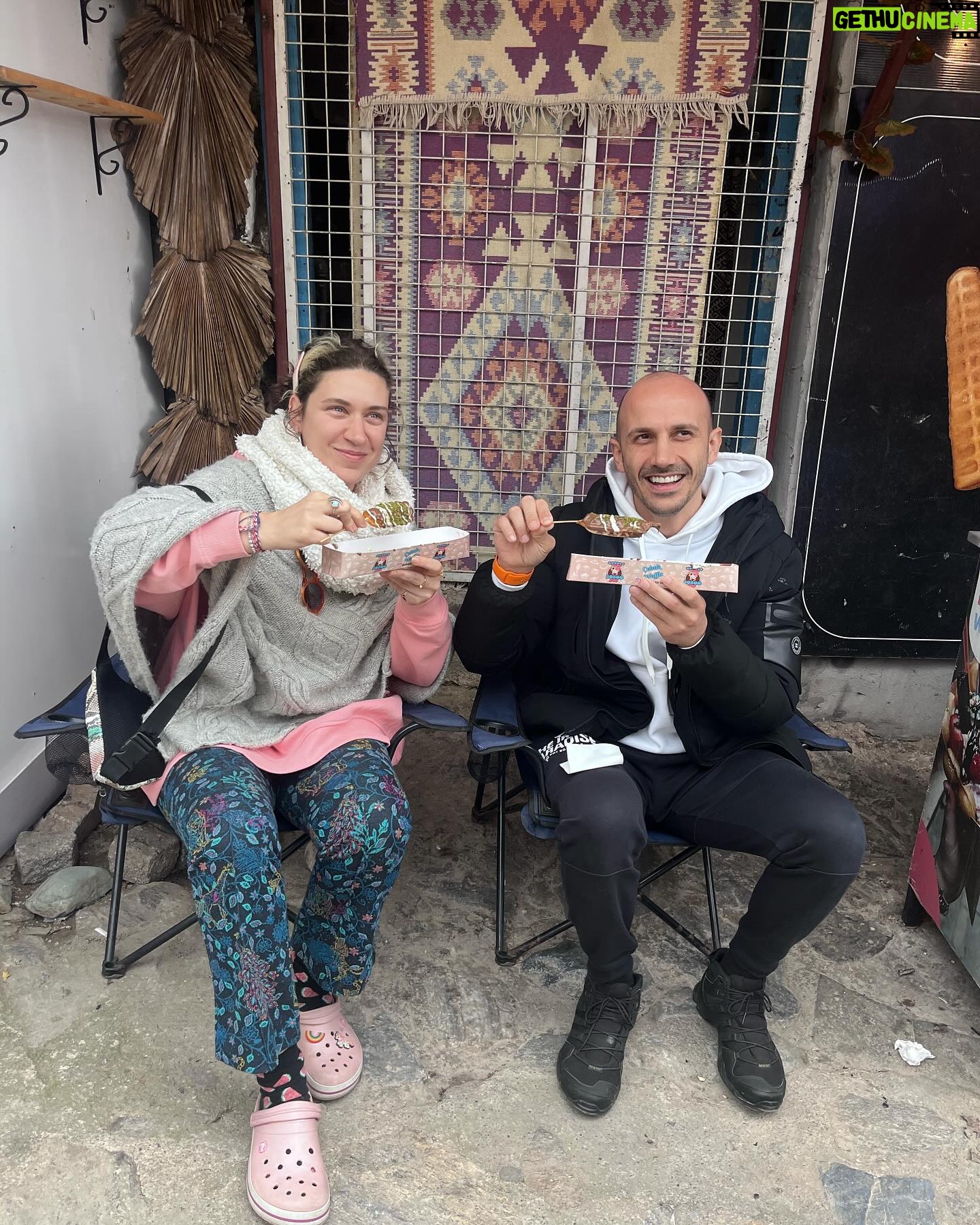 Gözde Cığacı Instagram - Kelimelere henüz dökmeye bile kıyamadığım “ilk” ler yaşadım…öyle bi his ki bunun sonu yok biliyorum.Kendimle yüzleştiğim,reddedip pes etmek isterken kendime inancımın hep körüklendiği bi kamptı…Ben ayaklarım yere basıyor sanmışım,ben aşık oldum sanmışım ve ben nefes aldığımı zannetmişim… Sizi benim yoluma çıkaran her şeye şükür ve Teşekkür 🙏🏻 @mustafatoltek @cigayoga @kentligurular Ağlamakta bizdendi,katılarak gülmekte ve tabi orda bulunan herkes de (: hepimiz bir iz 🤍 “Yüreğimiz kıymet bilene emanet” Mevlânâ Celâleddîn-î Rûmi