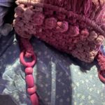 Gözde Cığacı Instagram - Çantamı Annem @hope.fuldreams Şapkamı İlten teyzem @enna_crochet_ Yaptı (: 💖 Küpelerimi de @rivsribs küçük kardeşimden çaldım.