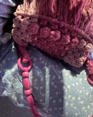 Gözde Cığacı Instagram - Çantamı Annem @hope.fuldreams 
Şapkamı İlten teyzem @enna_crochet_  Yaptı (: 💖
Küpelerimi de @rivsribs küçük kardeşimden çaldım.