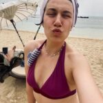 Gözde Cığacı Instagram – Bazen içini dolduramadığım hislere kapılırken bulurum kendimi. Zaman zaman hepimiz yaşarız bunu, anlamını bilmediğimiz bir dürtü gelir mesela “kıskançlık” “öfke” “endişe” bunların nerden geldiğini çözemedikçe içimizde büyütüp içinde kaybolmaya başlarız. Genelde sorunu hep dışarda aramak zaten adetten… sonra günün birinde kendimi yetersiz hissetme perileri kulağıma “ bak bu dürtüler seninle ilgili “ diye fısıldadı. Evet, ne zaman hakim olmadığımı düşündüğüm bi alanı deneyimliyecek olsam aynı his. Erkek arkadaşımı kıskanıyorum sanma hissi ya da benimle ilgilenmiyor mu artık yeterince hissi. Yahut ailem beni önemsemiyor mu acaba hissi (: Gözde her an her alanda yeterli hissetmek zorunda değilsin. Gelişmeyi arzuladığın alanlarda genişlemeye ve öğrenmeye hazırsın. Kendi değersizlik hissin zaman zaman kabarmaya çalışıcak onu sev onu kabul et ve onun sayesinde gelişebiliceğini unutma. Sonra oynamaktan aşırı keyif aldığım bir filmin adı geldi aklıma
 “unutursam fısılda” seni seviyorum kızım her halinle ♥️