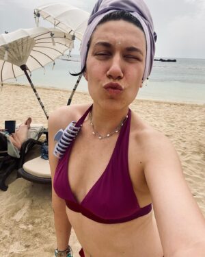 Gözde Cığacı Instagram - Bazen içini dolduramadığım hislere kapılırken bulurum kendimi. Zaman zaman hepimiz yaşarız bunu, anlamını bilmediğimiz bir dürtü gelir mesela “kıskançlık” “öfke” “endişe” bunların nerden geldiğini çözemedikçe içimizde büyütüp içinde kaybolmaya başlarız. Genelde sorunu hep dışarda aramak zaten adetten… sonra günün birinde kendimi yetersiz hissetme perileri kulağıma “ bak bu dürtüler seninle ilgili “ diye fısıldadı. Evet, ne zaman hakim olmadığımı düşündüğüm bi alanı deneyimliyecek olsam aynı his. Erkek arkadaşımı kıskanıyorum sanma hissi ya da benimle ilgilenmiyor mu artık yeterince hissi. Yahut ailem beni önemsemiyor mu acaba hissi (: Gözde her an her alanda yeterli hissetmek zorunda değilsin. Gelişmeyi arzuladığın alanlarda genişlemeye ve öğrenmeye hazırsın. Kendi değersizlik hissin zaman zaman kabarmaya çalışıcak onu sev onu kabul et ve onun sayesinde gelişebiliceğini unutma. Sonra oynamaktan aşırı keyif aldığım bir filmin adı geldi aklıma
 “unutursam fısılda” seni seviyorum kızım her halinle ♥️