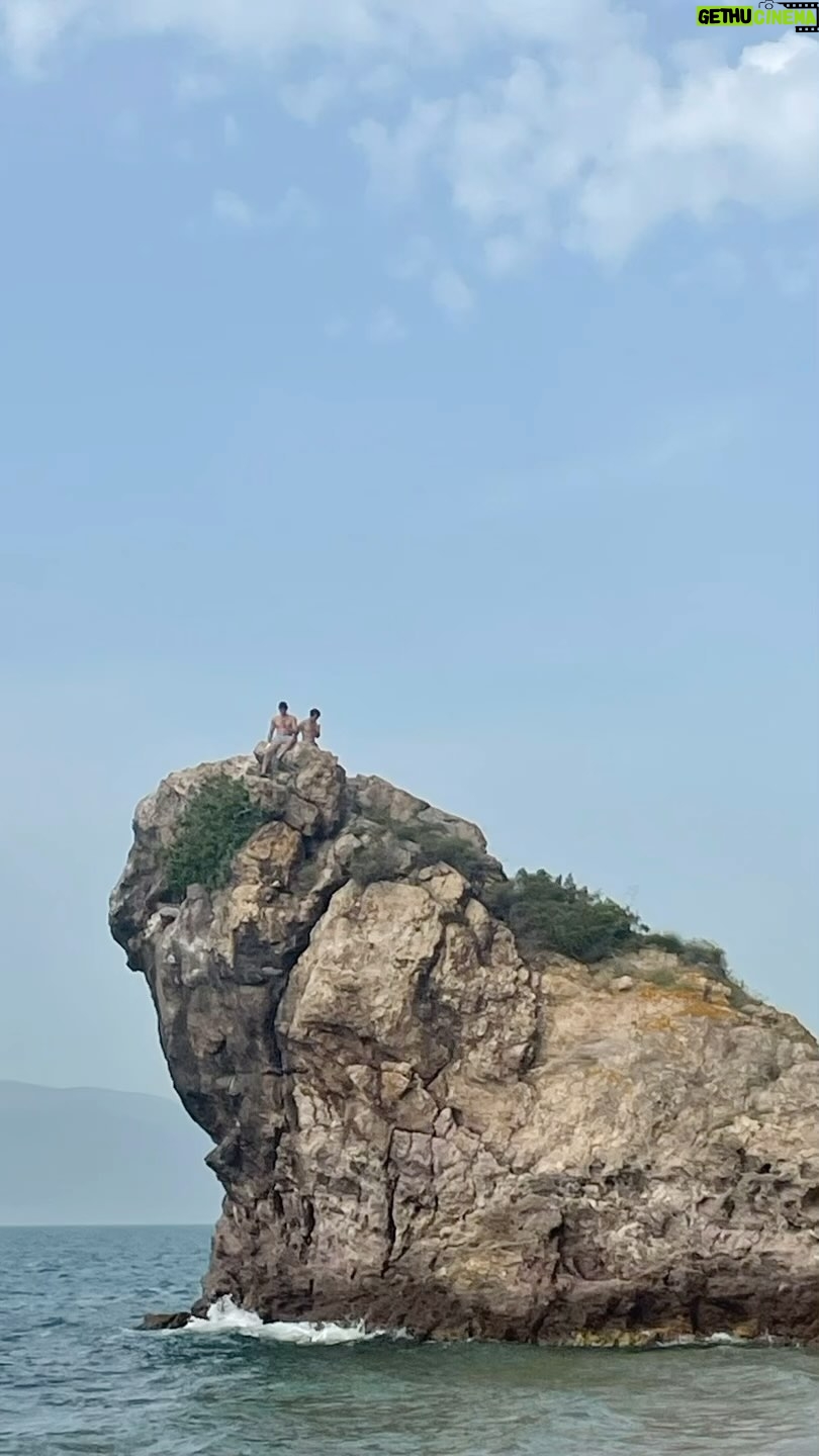 Gözde Cığacı Instagram - Biz bi yola çıktık Hatıramız yeter dedik…Sizi bu kadar duygudan duyguya sürekleyen,Aile olmayı,dostluğu,aşkı anlatan filmizizde set dönüşleri hep birbirimize sarıldık.Biz böyle bir oyuncu kadrosu olduk 2 ay boyunca beraber uyandık beraber güldük beraber hastalandık beraber toparladık ama hep birbirimize sımsıkı sarıldık (: @omerfarukyardmci iyi ki varsın iyi kiii beni bu projeye dahil ettin ♥️ Canım B. mudanya sakinleri güzel yol arkadaşlarım ve buraya sığdıramadığım daha ne anılar 🙏🏻🤍 • • • • • • @hatiranyetersinema #hatıranyeter #mudanya #bursa #sahil #aslankral #dans #bellydance #sinema #movie #backstage #love #family