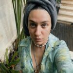 Gözde Cığacı Instagram - Arkadaşım diye demiyorum bu kız şahane şeyler üretiyor @begumtheunsal @sickofallclub kimono ve gömleğim eseridir 🪬🌴🥥