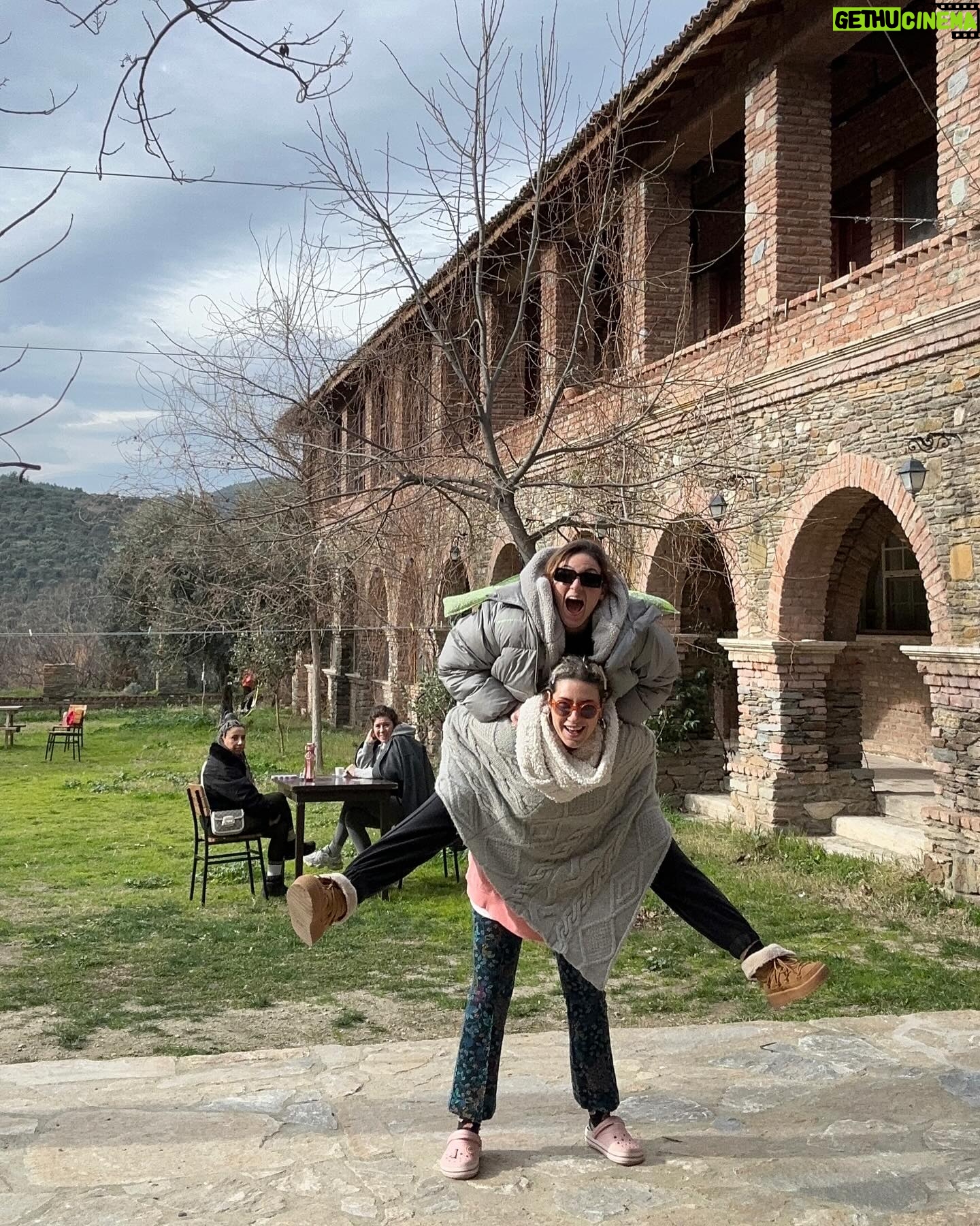 Gözde Cığacı Instagram - Kelimelere henüz dökmeye bile kıyamadığım “ilk” ler yaşadım…öyle bi his ki bunun sonu yok biliyorum.Kendimle yüzleştiğim,reddedip pes etmek isterken kendime inancımın hep körüklendiği bi kamptı…Ben ayaklarım yere basıyor sanmışım,ben aşık oldum sanmışım ve ben nefes aldığımı zannetmişim… Sizi benim yoluma çıkaran her şeye şükür ve Teşekkür 🙏🏻 @mustafatoltek @cigayoga @kentligurular Ağlamakta bizdendi,katılarak gülmekte ve tabi orda bulunan herkes de (: hepimiz bir iz 🤍 “Yüreğimiz kıymet bilene emanet” Mevlânâ Celâleddîn-î Rûmi