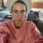 Gözde Cığacı Instagram - Kelimelere henüz dökmeye bile kıyamadığım “ilk” ler yaşadım…öyle bi his ki bunun sonu yok biliyorum.Kendimle yüzleştiğim,reddedip pes etmek isterken kendime inancımın hep körüklendiği bi kamptı…Ben ayaklarım yere basıyor sanmışım,ben aşık oldum sanmışım ve ben nefes aldığımı zannetmişim… Sizi benim yoluma çıkaran her şeye şükür ve Teşekkür 🙏🏻 @mustafatoltek @cigayoga @kentligurular Ağlamakta bizdendi,katılarak gülmekte ve tabi orda bulunan herkes de (: hepimiz bir iz 🤍 “Yüreğimiz kıymet bilene emanet” Mevlânâ Celâleddîn-î Rûmi