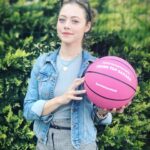 Gözde Kaya Instagram - Meme kanserine farkındalık yaratmak için sahada buluşuyoruz! @esteelaudercompanies #pembetopsahada #pembetopsahada6yasinda 🌸
