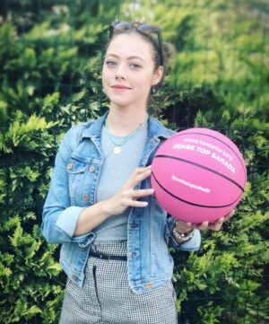 Gözde Kaya Instagram - Meme kanserine farkındalık yaratmak için sahada buluşuyoruz! @esteelaudercompanies  #pembetopsahada #pembetopsahada6yasinda 🌸