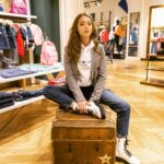 Gözde Kaya Instagram - Yeni yılda sevdiklerinize ve kendinize bir güzellik yapın ve hediyelenmeyi unutmayın. Ben kendime Tommy Hilfiger kadın koleksiyonundan bu güzel kombini hediye ettim. Siz de kendi hediyeleriniz için Tommy Hilfiger mağazalarına uğramayı unutmayın. 🎄 @TommyHilfiger #TommyHilfiger