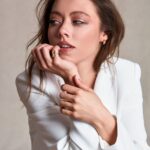 Gözde Kaya Instagram - Bazı çekimler çok eğlencelidir 🧡. Fotoğraf:@serkanemiroglu Fotoğraf Asistanı: @edzeali Makyaj: @cigdemyartasi Saç: @hamzasaraa Produksiyon: @subbstudio @iklimarsiya
