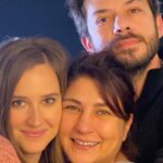 Gülçin Hatıhan Instagram – Çünkü dost, çünkü kardeş, çünkü canımın teee içisiniz. Nice böyle güzel yıllarımız, anılarımız, işlerimiz, tatillerimiz olsun. 10 yılı devirdik çoktan, nice 10 yılımıza. Çoook seviyorum sizi. ♥️♥️ @oyaunustasi @nineteen0seven