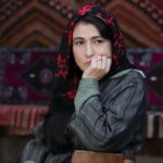 Gülçin Hatıhan Instagram - İnanılmaz iyi bir senaryo, müthiş görsel şölen, muazzam reji, aşırı iyi oyunculuklar izleyeceğiniz bir destan geliyor bu akşam ekranlarınıza. Öyle çok emek var ki! Tüm ekip arkadaşlarımın gönlüne, soğukta donan ellerine, güzel gören gözlerine sağlık. 🤩 Yolumuz açık ve uzun olsun. 🙏🧿🌳 Akşama bekleriz efendim @trt1 @karaagacdestanidizitrt 📸 @adm.merve 👏🙏♥️