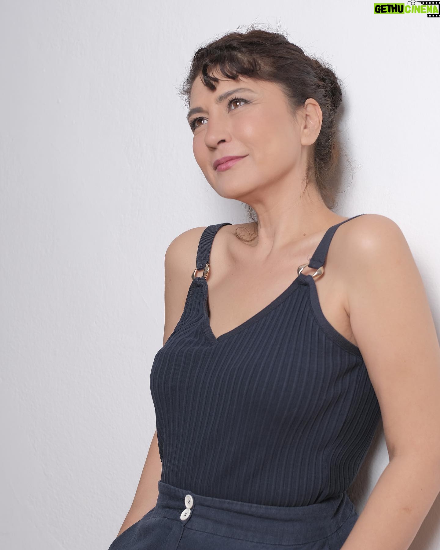 Gülçin Hatıhan Instagram - Bir yaş daha büyüdüm. Bu geçtiğimiz sene pek çok hediye ile doluydu benim için. Hayatın bana bahşettiği tüm lütufları şükürle karşılamaya devam edeceğim. Biriktirdiğim birbirinden güzel dostlarım, tüm sevdiklerim, kedilerim, ailem, işim gücüm, evim barkım, sağlığım için minnetle doluyum. Kutlayan kutlamayan herkese çok teşekkür ederim. Hepimizin yüzünden gülücük eksik olmayan bir sene olsun 🙏💓🧿 . . . . 📸 @busearsslan @aslisamat 💖💖
