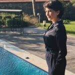 Gülçin Hatıhan Instagram - Benim güzel Şahinde’m.. İşte bir masalın daha sonuna geldik. Kariyerimde hep gülümseyerek hatırlayacağım ve tadı damağımda kalan bir iş oldu Bambaşka Biri. Ekip o kadar kocaman ki!! Emeği geçen ve ekran başında bizi yanlız bırakmayan tüm seyircilerimize sonsuz teşekkürlerimle. 🙏♥️ Başka rüyalarda, başka masallarda kavuşmak üzere, Şahinde’yi size emanet ediyorum. 🤩🌸