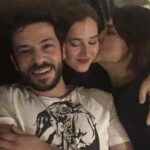 Gülçin Hatıhan Instagram – Çünkü dost, çünkü kardeş, çünkü canımın teee içisiniz. Nice böyle güzel yıllarımız, anılarımız, işlerimiz, tatillerimiz olsun. 10 yılı devirdik çoktan, nice 10 yılımıza. Çoook seviyorum sizi. ♥️♥️ @oyaunustasi @nineteen0seven