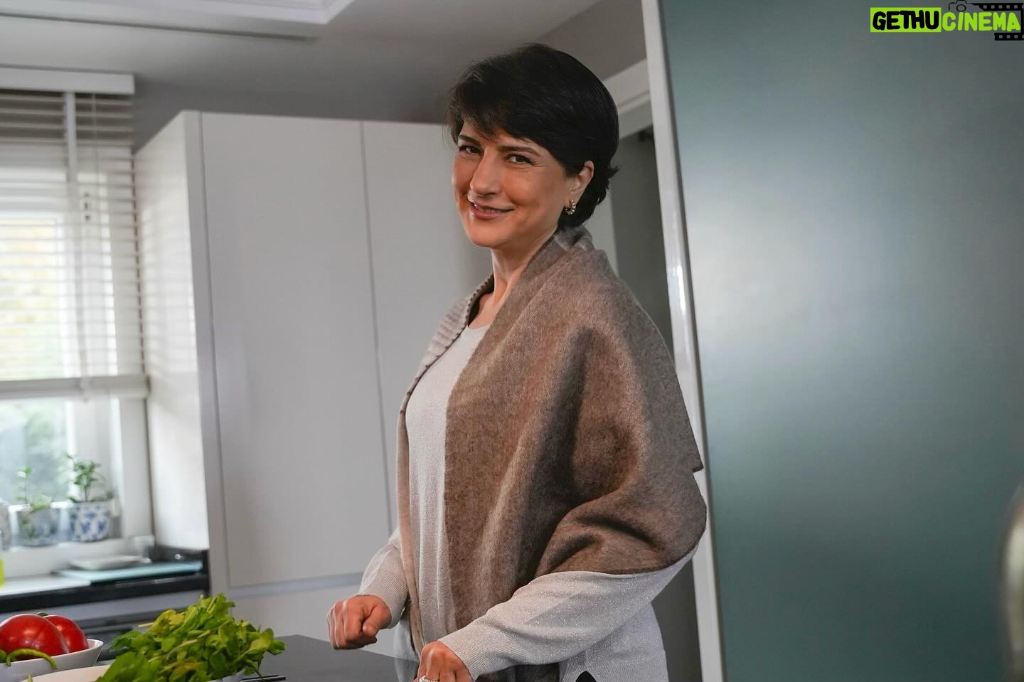 Gülçin Hatıhan Instagram - Bu akşam gözümün nuru Bambaşka Biri, 12. bölümü ile huzurlarınızda olacak. Kavuşmak, hasret gidermek üzere ♥️ @bambaskabiridizi @foxturkiye @timsandb 📸 @sametcelepoglu 🙏
