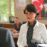Gülçin Hatıhan Instagram - Ah Şahinde, gene nelerin peşindesin acaba? Bu akşam kavuşuyoruz ♥️♥️♥️♥️ @bambaskabiridizi @foxturkiye @muttalipmujdeci @polenemre 📸@sametcelepoglu 🙏🌸