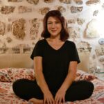 Gülçin Hatıhan Instagram – Bir yeni yaş daha.. Ahir ömrümün yeni sayfası. Böyle böyle olacak deseler asla inanmayacağım bir dünyada hem de. Kimseye sarılamadan, maskesiz sokağa bile çıkamadan. Her daim çok şükretsem de, mesleğimin bir cilvesi olarak ailemden uzakta. Hiç kutlamak falan niyetinde değildim. Ama bir örneğini görünce, dedim hepimizin bir faydası olsun olanca gücüyle masumlara yardım eli uzatanlara. Galiba birazcık da oldu. Ne mutlu hepimize. @angelsfarmsanctuary
Ama herşeyden öte; bugün bana kendimi nasıl hissettirdiğinizi yazmak istiyorum. Yüzlerce yüzlerce mesaj geldi. Hepsini okudum. Kocaman gülücükler saçtım ortalara, gözlerim doldu. Öyle güzel enerjiler geldi ki sizlerden akın akın, bir kez daha, bir milyon kez daha şükrettim. Aslında bu kutlamalar bahane, birbirimize sevgimizi gösteriyoruz ya, heh işte o değerli. Burda beni öksüz bırakmayan tüm dostlarıma, yüzünü gördüğüm görmediğim bana yazan herkese tüm kalbimle teşekkür ederim. Şunun şurasında yeni yıla ne kaldı? Hepimiz adına şahane bir sene diliyorum. Tekrar ve sonsuza kadar, esas siz iyi ki varsınız. Çok teşekkür ederim… 💞💞💞💞💞