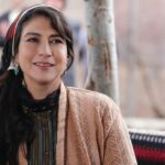 Gülçin Hatıhan Instagram - İnanılmaz iyi bir senaryo, müthiş görsel şölen, muazzam reji, aşırı iyi oyunculuklar izleyeceğiniz bir destan geliyor bu akşam ekranlarınıza. Öyle çok emek var ki! Tüm ekip arkadaşlarımın gönlüne, soğukta donan ellerine, güzel gören gözlerine sağlık. 🤩 Yolumuz açık ve uzun olsun. 🙏🧿🌳 Akşama bekleriz efendim @trt1 @karaagacdestanidizitrt 📸 @adm.merve 👏🙏♥️