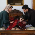Gülçin Hatıhan Instagram - İnanılmaz iyi bir senaryo, müthiş görsel şölen, muazzam reji, aşırı iyi oyunculuklar izleyeceğiniz bir destan geliyor bu akşam ekranlarınıza. Öyle çok emek var ki! Tüm ekip arkadaşlarımın gönlüne, soğukta donan ellerine, güzel gören gözlerine sağlık. 🤩 Yolumuz açık ve uzun olsun. 🙏🧿🌳 Akşama bekleriz efendim @trt1 @karaagacdestanidizitrt 📸 @adm.merve 👏🙏♥️