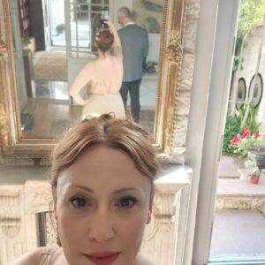 Gülçin Santırcıoğlu Instagram - Çok güzel bir geceye hazırlık...Canım Melek ve Eralp...Mutluluğunuz ve aşkınız daim olsun. Sizi çok seviyorum ... Elbisem de yetenekli ellere emanetti (cok güzel değil mi😇) @neslisahyilmazz  @barruslondon
