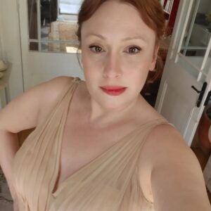 Gülçin Santırcıoğlu Instagram - Çok güzel bir geceye hazırlık...Canım Melek ve Eralp...Mutluluğunuz ve aşkınız daim olsun. Sizi çok seviyorum ... Elbisem de yetenekli ellere emanetti (cok güzel değil mi😇) @neslisahyilmazz  @barruslondon
