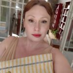 Gülçin Santırcıoğlu Instagram - Çok güzel bir geceye hazırlık...Canım Melek ve Eralp...Mutluluğunuz ve aşkınız daim olsun. Sizi çok seviyorum ... Elbisem de yetenekli ellere emanetti (cok güzel değil mi😇) @neslisahyilmazz @barruslondon
