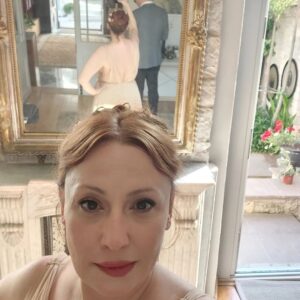 Gülçin Santırcıoğlu Instagram - Çok güzel bir geceye hazırlık...Canım Melek ve Eralp...Mutluluğunuz ve aşkınız daim olsun. Sizi çok seviyorum ... Elbisem de yetenekli ellere emanetti (cok güzel değil mi😇) @neslisahyilmazz  @barruslondon