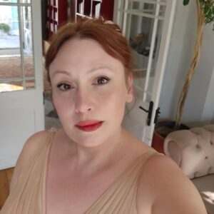 Gülçin Santırcıoğlu Instagram - Çok güzel bir geceye hazırlık...Canım Melek ve Eralp...Mutluluğunuz ve aşkınız daim olsun. Sizi çok seviyorum ... Elbisem de yetenekli ellere emanetti (cok güzel değil mi😇) @neslisahyilmazz  @barruslondon