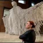 Gülçin Santırcıoğlu Instagram – Bu heykelin sokakta olduğu zamana bakıyorum… #ilhankoman  @yapikredikultursanat
