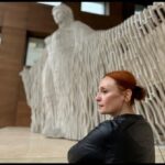 Gülçin Santırcıoğlu Instagram – Bu heykelin sokakta olduğu zamana bakıyorum… #ilhankoman  @yapikredikultursanat