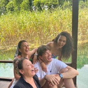 Gülçin Santırcıoğlu Instagram - Canımın içi dostlarım.. Sizi cok seviyorum.. Gülmek bize çok yakışıyor... @aydantas1  @rebrusahin  @cediosman @gulden.osmann