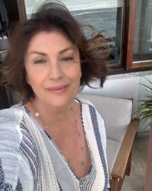 Gülşen Bubikoğlu Instagram - Bahçenin güzel kokularıyla sabah mahmurluğu … güzel bir kahve..