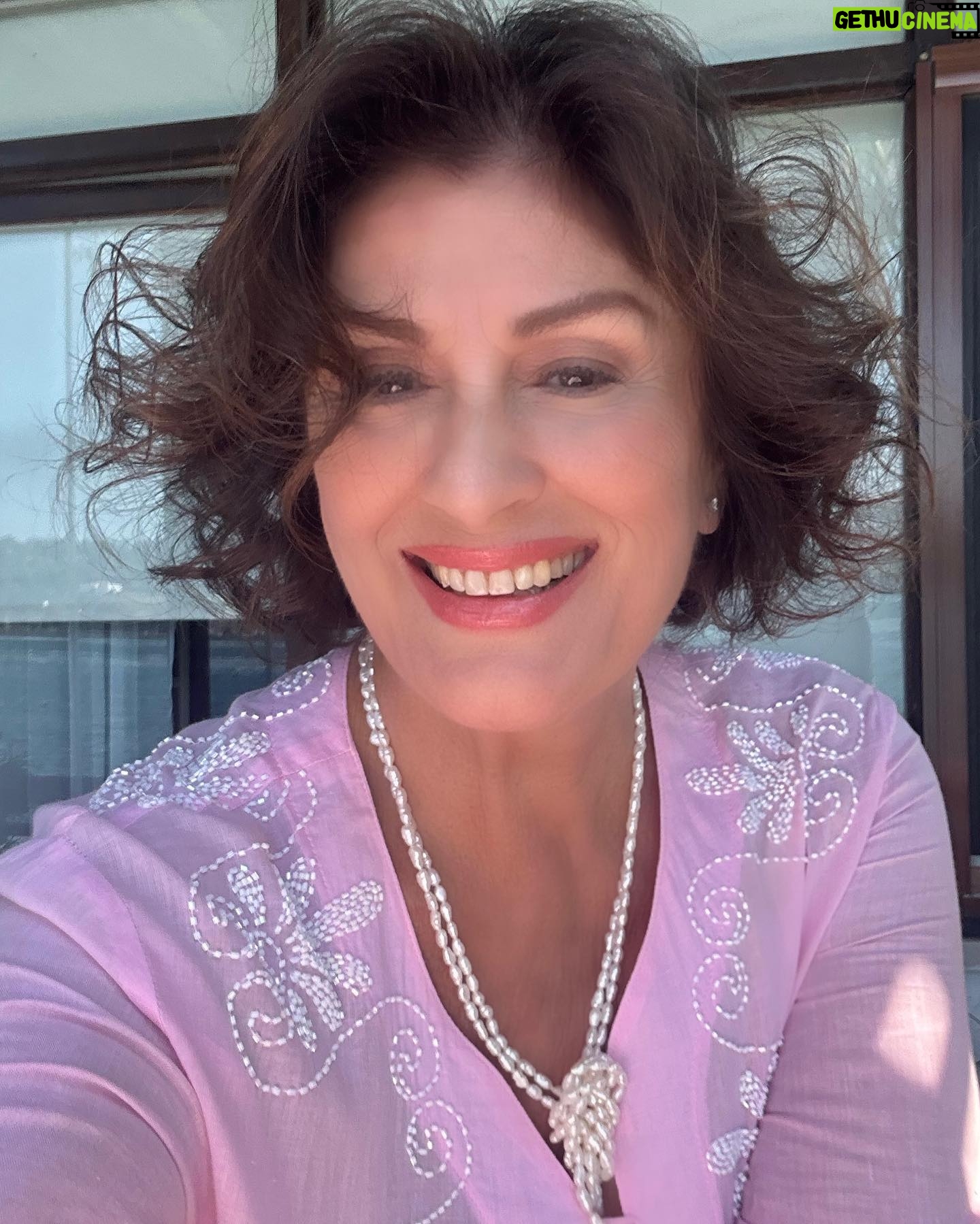 Gülşen Bubikoğlu - 11.8K Likes - Bir yaz mevsiminin daha sonuna geldik sayılır.. herkesin kendine göre, sıkıntı yoğunluğu farklı bir yaz oldu. Depremlerin , sellerin, fırtınaların, yangınların, ekonomik patlamaların getirdiği sıkıntılar çok sarsıcı gerçekten…ama umutla yola devam.. sevgiler💝