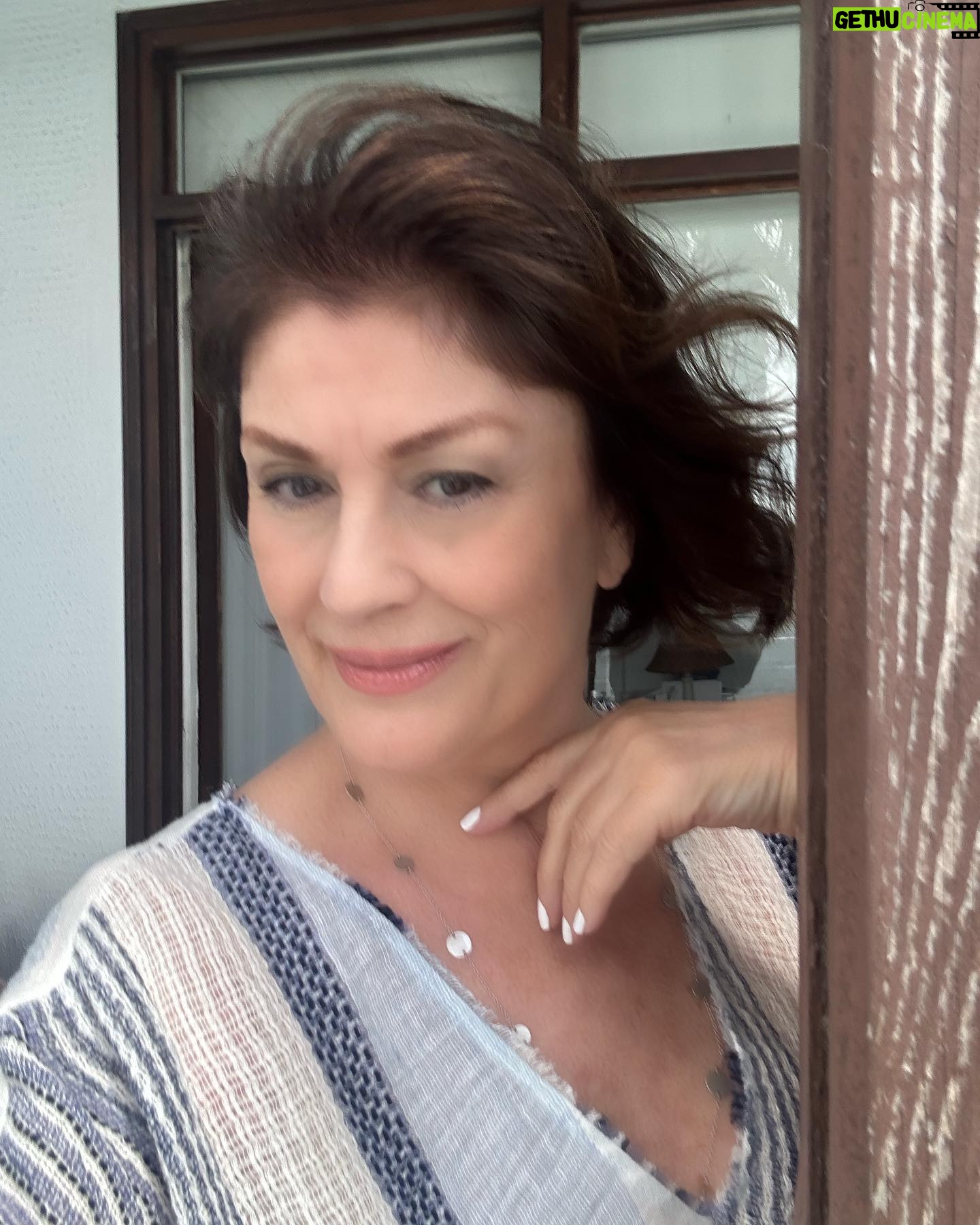 Gülşen Bubikoğlu - 8.9K Likes - Bahçenin güzel kokularıyla sabah mahmurluğu … güzel bir kahve..