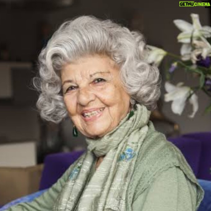 Gülşen Bubikoğlu - 4.3K Likes - Birçok tiyatro oyununda rol almış , birçok sinema filmine dublaj yapmış değerli bir hanımefendi Jeyan Mahfi Tözüm ü kaybetmenin üzüntüsünü yaşıyoruz. Türk sinemasının bütün kadın oyuncularının dublajında emeği olan tiyatrocumuzun yakınlarına ve sinema camiasına başsağlığı diliyorum🌹