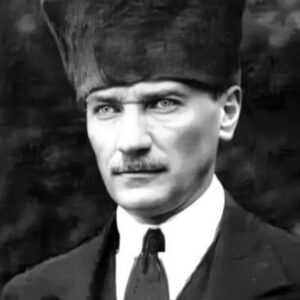 Gülşen Bubikoğlu Instagram - Canım ATATÜRK.  Kurduğun CUMHURİYET ve ilkeleriyle doğdum. Mutlulukla ,huzurla ,özgürce, sevgi dolu bugünlere geldim. Hayatımın en güzel günlerini yaşamışım. Sana saygıyla, sevgiyle, minnetle teşekkür ederim. 🌹CUMHURİYET’imizin 100. Yılı kutlu olsun, daha nice 100 yıllara..🇹🇷🇹🇷🇹🇷🇹🇷🇹🇷