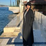 Gülşen Bubikoğlu Instagram – Kırmızı çiçekler de alındı..Pijama giyip tv kanallarında tur atacağız artık ..2023 ün sarsıntılı senesini kimse sevmedi . Umudum o ki yeni yıl ile, bir sıçramayla dipten yukarılara doğru güzel bir çıkış yakalayabiliriz ?! Zor mu? Zor!  Hepinize huzurlu ,bollukla dolu mutlu bir yıl diliyorum..🎈sevgiyle kalın ❤️