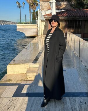 Gülşen Bubikoğlu Instagram - Kırmızı çiçekler de alındı..Pijama giyip tv kanallarında tur atacağız artık ..2023 ün sarsıntılı senesini kimse sevmedi . Umudum o ki yeni yıl ile, bir sıçramayla dipten yukarılara doğru güzel bir çıkış yakalayabiliriz ?! Zor mu? Zor!  Hepinize huzurlu ,bollukla dolu mutlu bir yıl diliyorum..🎈sevgiyle kalın ❤️