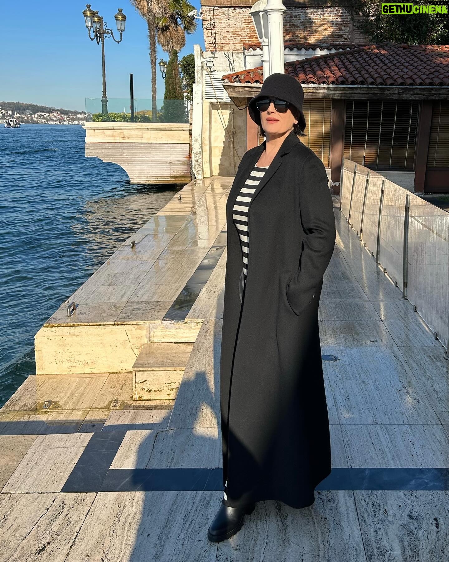 Gülşen Bubikoğlu - 11.6K Likes - Kırmızı çiçekler de alındı..Pijama giyip tv kanallarında tur atacağız artık ..2023 ün sarsıntılı senesini kimse sevmedi . Umudum o ki yeni yıl ile, bir sıçramayla dipten yukarılara doğru güzel bir çıkış yakalayabiliriz ?! Zor mu? Zor! Hepinize huzurlu ,bollukla dolu mutlu bir yıl diliyorum..🎈sevgiyle kalın ❤️