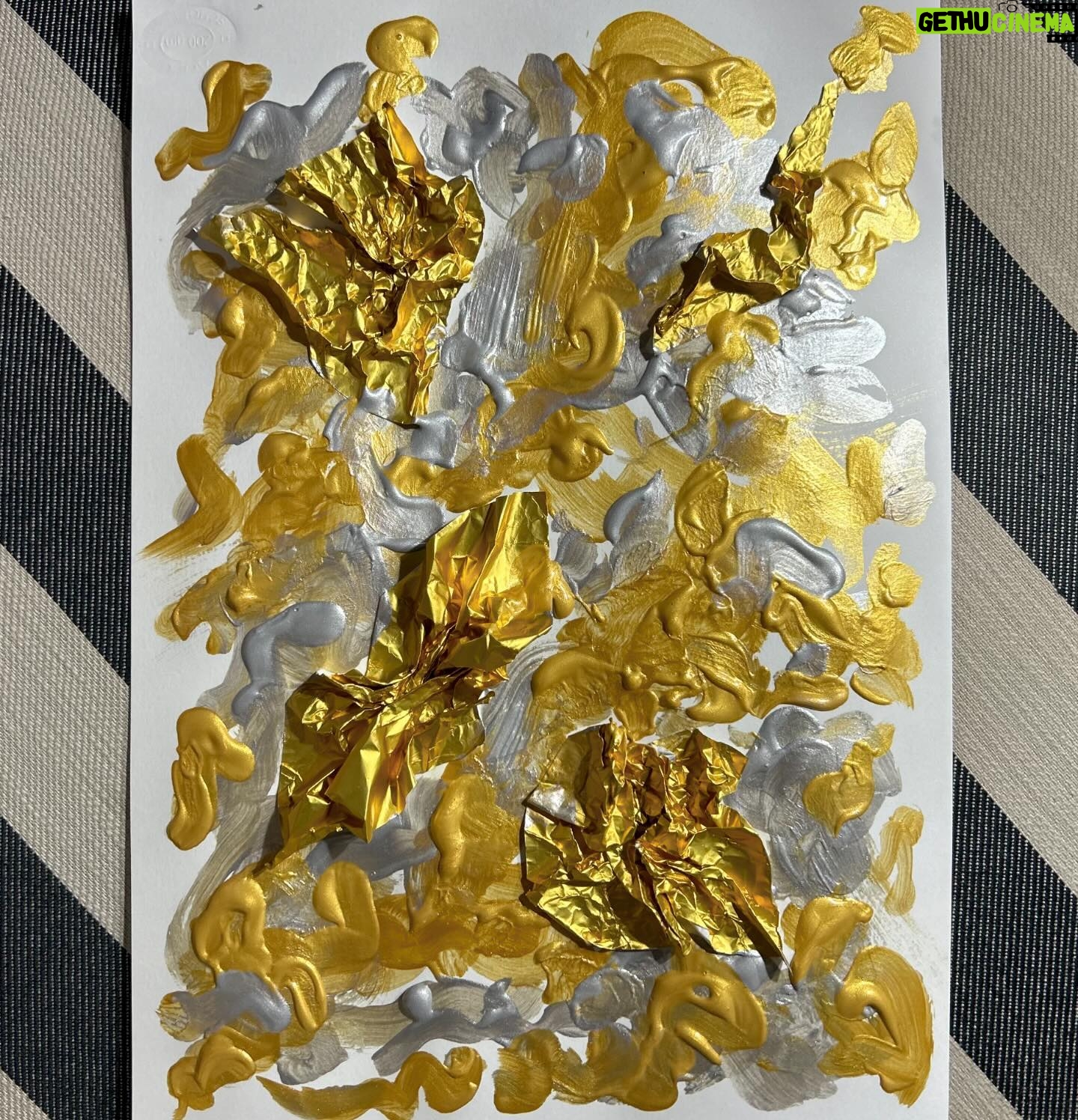 Gülşen Bubikoğlu Instagram - Farklı malzemeyle, altın ve gümüş tonlarında bir çalışma . Ama değişik ışık yansımaları resmî farklı yapıyor gibi..🤩