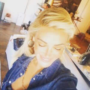 Gül Gölge Instagram - Sana çok şey söylemek istiyorum da çoğunu biliyorsun ztn her ne kadar çok dinlemesen de.. 😅 İyi doğdun iyi ki seni tanımışım canım kendim 🥂🎈😜