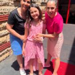 Gülden Avşaroğlu Instagram - Ahhh kelimeler yetmez sevgimizi , güvenimizi anlatmaya 🦋 Kiraz bugün mezun olduğu anaokulunu ziyarete gitti. Yine kocaman sevgileriyle karşıladı bizi öğretmenlerimiz. 3 yaşındaydı o kapıdan girdiğinde … emziğiyle :) şimdi ilkokulu bitiriyor. @denizatiogretmenleri onu her zaman sevgiyle ve özveriyle yetiştirdiler . Bugün onları görünce gözyaşlarıma hakim olamadım. Doya doya sarıldım. İyi ki sizinle başladık bu hayata. İyi ki varsınız @ayseozkanbayramoglu @aycatelci @bmrcan @demet_liva @_edaat_ 🧿🧿🧿