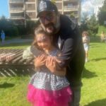 Gülden Avşaroğlu Instagram - Dayılar gibi DAYI OLMAK … bazen kardeş bazen abi olmak :) bazen sırdaş ama hep yoldaş olmak mı … hemen telefonun ucunda olmak … avaz avaz kavga etmek … ama kirazla baş edemeyince ara celil dayını diyebilmek … hatta biz kavga ederken Kiraz ın sana gizli gizli ben senin tarafımdayım diye mesaj atmasına gözlerimin dolması :) öyle böyle 20 seneyi doldurduk bak ikimiz de saçları ağarttık 🫣 iyi ki doğdun Celil Dayı :) çooook yaşaaa ve sağlıklı yaşa 🧿🧿🧿🧿 @celilnalcakan 💫